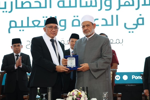 استقبال حاشد لشيخ الأزهر رئيس مجلس حكماء المسلمين خلال زيارته لمعاهد دار النجاح الإسلامية بإندونيسيا.jpg