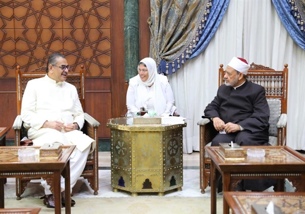 الإمام الأكبر لوزير الشؤون الدينية بباكستان- نعتز بعلاقة الأزهر التاريخية مع باكستان .jpg