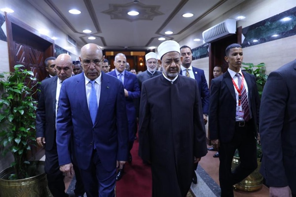 الإمام الأكبر يستقبل الرئيس الموريتاني ويناقشان تعزيز استفادة أبناء موريتانيا من المنح الأزهرية .jpeg
