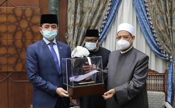 الإمام الأكبر يؤكد لولي عهد ولاية بهانج بماليزيا حرص الأزهر على تقديم كل الدعم للطلاب الوافدين .jpeg