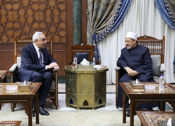 السفير العراقي يستعرض لشيخ الأزهر ترتيبات زيارة فضيلته المرتقبة في العراق.jpg