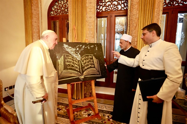 الهدايا التذكارية المتبادلة بين شيخ الأزهر رئيس مجلس حكماء المسلمين وبابا الكنيسة الكاثوليكية .jpeg