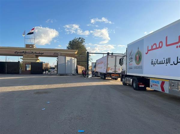 بتوجيهات شيخ الأزهر.. 40 شاحنة لبيت الزكاة تعبر ميناء رفح دعمًا لأهلنا في غزة .jpg
