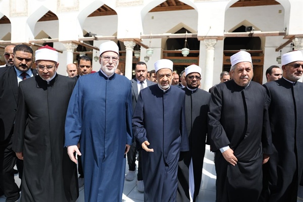 بحضور الآلاف.. شيخ الأزهر يشهد صلاة الجنازة على الأستاذ الدكتور أحمد عمر هاشم .jpg