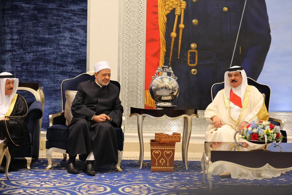 جلالة الملك حمد بن عيسى آل خليفة ملك البحرين يستقبل شيخ الأزهر في مطار قاعدة الصخير الجوية .jpeg