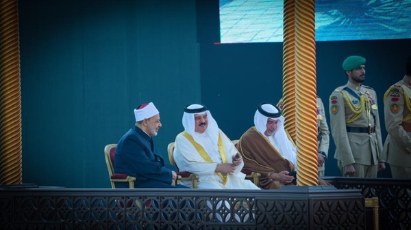جلالة ملك البحرين يستقبل فضيلة الإمام الأكبر في صرح الشهيد بقصر الصخير .jpeg