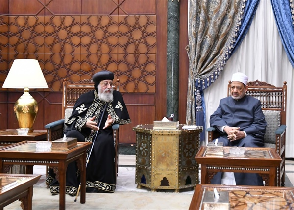 خلال اتصال هاتفي.. شيخ الأزهر يهنِّئ البابا تواضروس والإخوة المسيحيين بمناسبة عيد القيامة