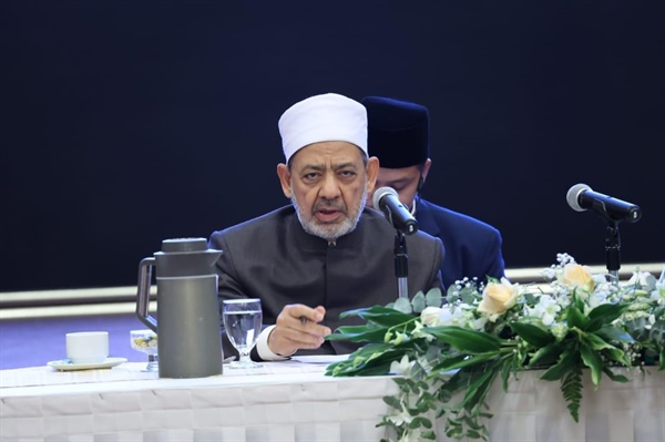 رئيس الوزراء الماليزي يحاوِر شيخ الأزهر حول وسطيَّة الإسلام بحضور علماء ماليزيا وشبابها.jpg