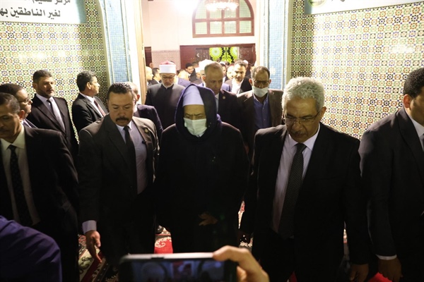 رغم مرضه وأثناء توجهه لمطار القاهرة لاستكمال الراحة والتَّعافي … شيخ الأزهر يحرص على تقديم واجب العزاء لأسرة الأستاذ الدكتور/ المحرصاوي