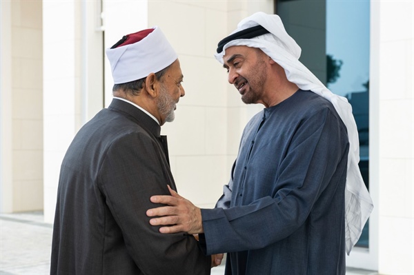 رئيس الإمارات يُجري اتصالًا هاتفيًّا بشيخ الأزهر للاطمئنان على صحته ويهنئه بعيد الفطر المبارك