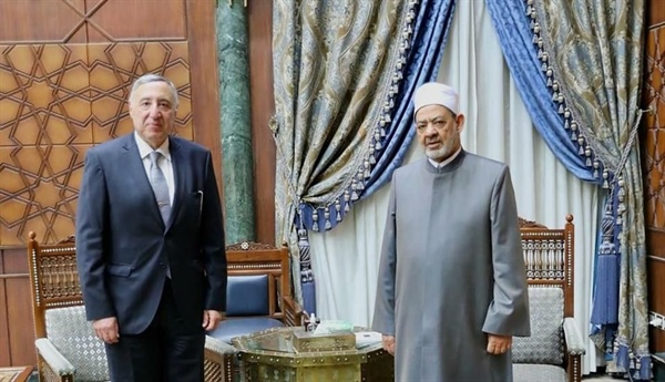 Le président de la Cour constitutionnelle suprême, les conseillers et les employés de la cour ont présenté leurs condoléances au cheikh d'Al-Azhar à la suite du décès de sa sœur.