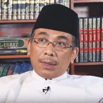 Le président de l'Association Nahdlatul Ulama en Indonésie présente ses condoléances au Cheikh d'Al-Azhar pour le décès de sa sœur.