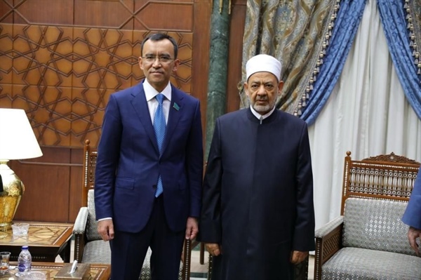 رئيس مؤتمر زعماء الأديان العالمية والتقليدية بكازاخستان يعزي شيخ الأزهر في وفاة شقيقته .jpg