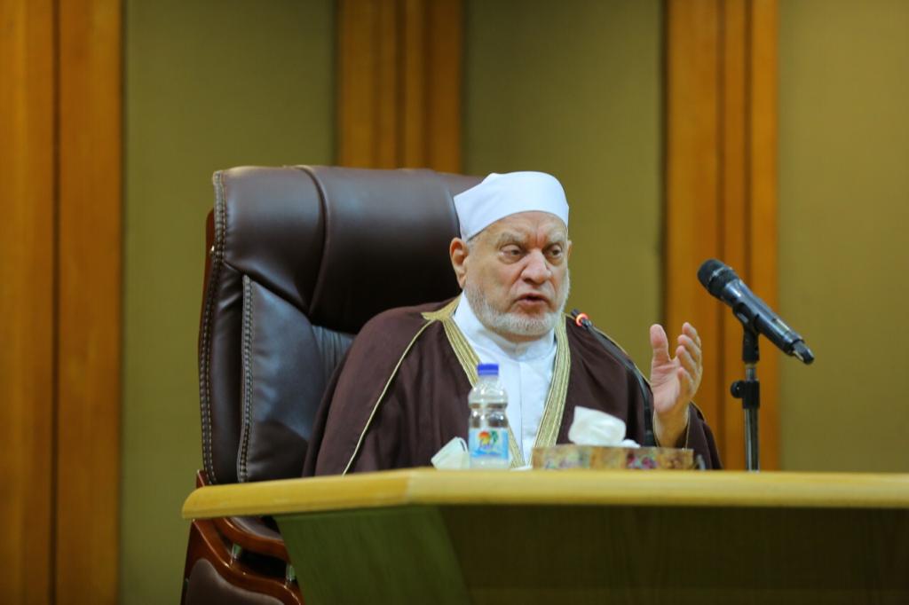 شيخ الأزهر يطمئن هاتفيا على الدكتور أحمد عمر هاشم بعد إصابته بكسر في الفخذ.jpeg