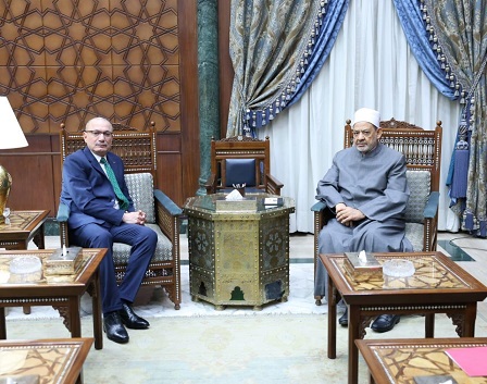 شيخ الأزهر يستقبل السفير التركي بالقاهرة لبحث زيادة عدد الطلاب الأتراك الدارسين في الأزهر.jpeg