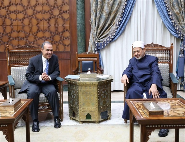 شيخ الأزهر يستقبل وزير الخارجية المصري للتهنئة بنجاح جولة فضيلته إلى جنوب شرق آسيا.jpeg