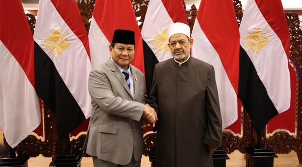 شيخ الأزهر يهنِّئ الرئيس الإندونيسي المنتخب بفوزه في الانتخابات الرئاسيَّة ويدعو له بالتوفيق والسداد.jpeg
