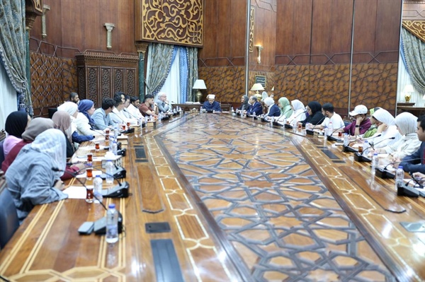شيخ الأزهر لوفد طلابي من جامعتي جورج واشنطن والجامعة الأمريكيَّة بالقاهرة.jpeg
