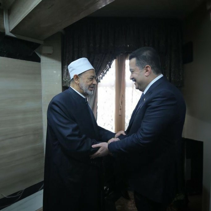 شيخ الأزهر يتلقى اتصالًا هاتفيًّا من رئيس الوزراء العراقي ويجدد دعوته لزيارة العراق .jpg