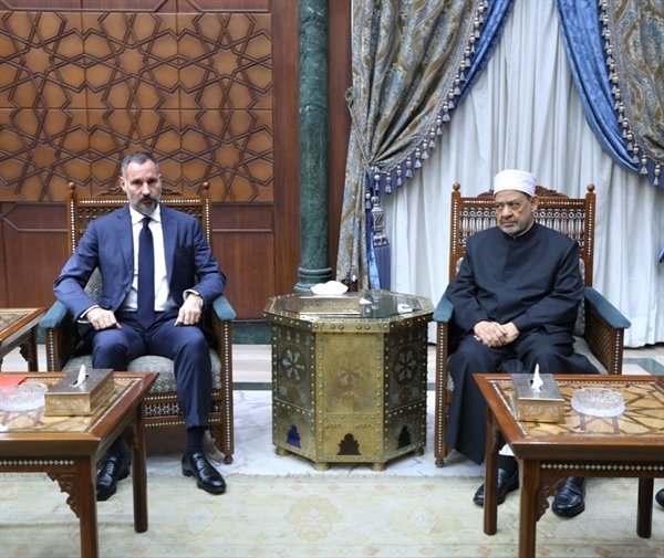 شيخ الأزهر يستقبل الأمير رحيم أغا خان لبحث التعاون المشترك .jpg