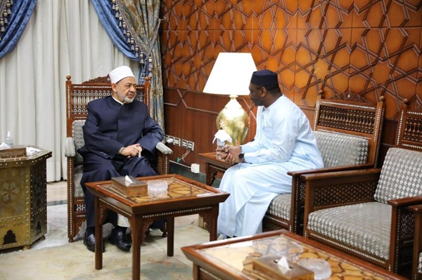 شيخ الأزهر يستقبل الأمين العام لمجمع الفقه الإسلامي الدولي .jpeg