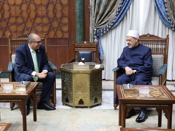 شيخ الأزهر يستقبل الدكتور محمود محيي الدين .jpeg