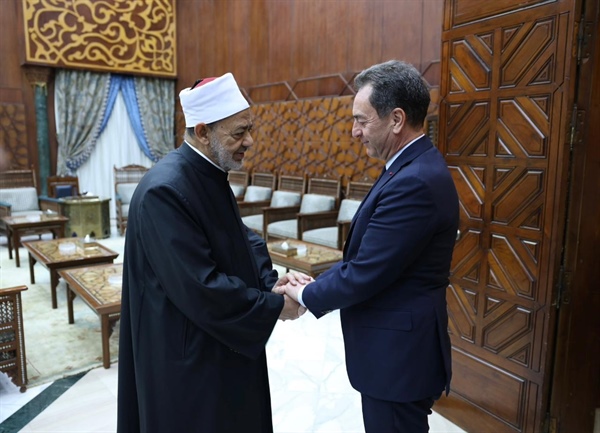 شيخ الأزهر يستقبل السفير الفرنسي.jpg
