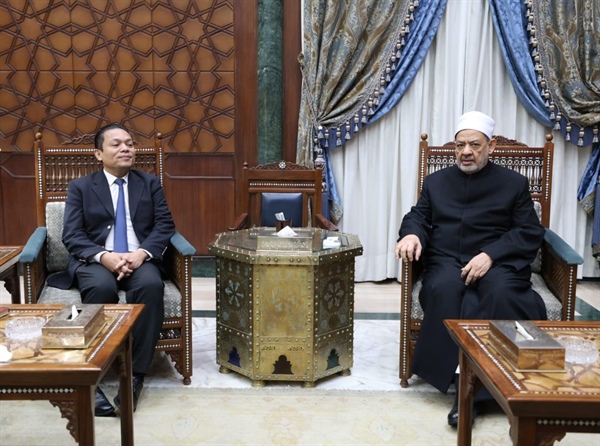 شيخ الأزهر يستقبل السفير الماليزي لمتابعة تنفيذ بروتوكولات التعاون التي تم الاتفاق عليها في أثناء زيارة رئيس وزراء ماليزيا لفضيلته