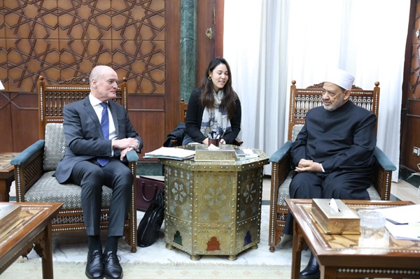 شيخ الأزهر يستقبل السفير الهولندي لحقوق الإنسان لبحث الموضوعات ذات الاهتمام المشترك .jpeg