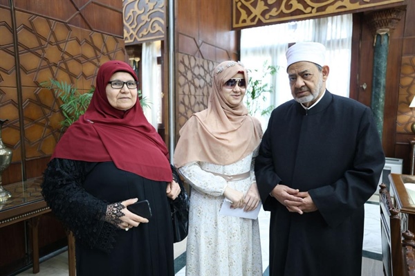 شيخ الأزهر يستقبل الطالبة الكفيفة مريم «حافظة كتاب الله» ويوجِّه بتبنِّي موهبتها وتلبية احتياجاتها