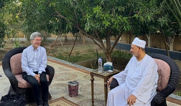 شيخ الأزهر يستقبل المفكر العالمي جيفري ساكس.jpg