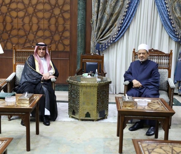 شيخ الأزهر يستقبل المندوب الدائم للمملكة السعودية لدى جامعة الدول العربية .jpeg