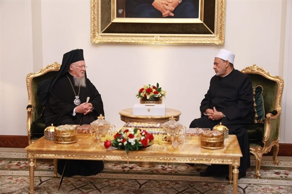 شيخ الأزهر يستقبل رئيس أساقفة القسطنطينية بمقر إقامة فضيلته في البحرين .jpeg