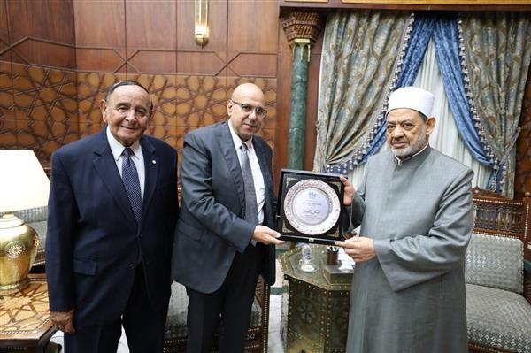 شيخ الأزهر يستقبل رئيس جامعة النيل ويحذِّر من خطورة تحول التعليم لمنتج ربحي منزوع الهوية.jpeg