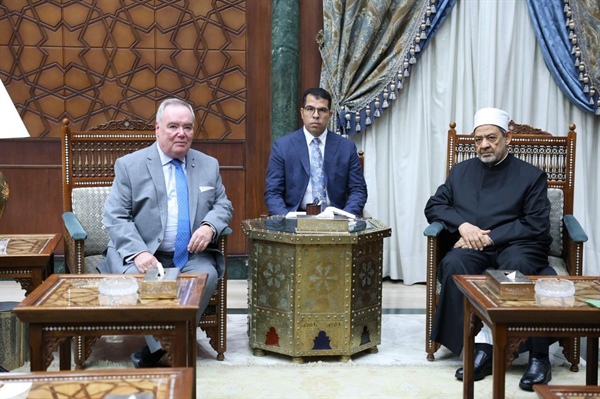 شيخ الأزهر يستقبل رئيس منظمة فرسان مالطا لبحث تعزيز التعاون المشترك .jpg