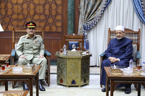 شيخ الأزهر يستقبل رئيس هيئة الأركان البريَّة الباكستانيَّة لبحث تعزيز التعاون المشترك .jpg