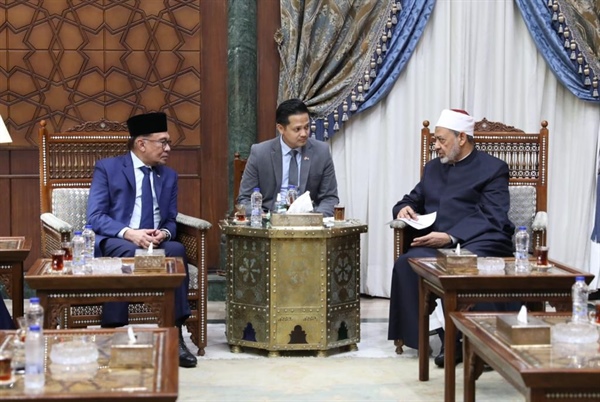 شيخ الأزهر يستقبل رئيس وزراء ماليزيا ويناقشان سُبُل تعزيز التعاون العلمي والدعوي .jpg