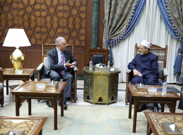 شيخ الأزهر يستقبل سفير مصر الجديد لدى بنجلاديش .jpg