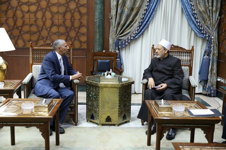 شيخ الأزهر يستقبل سفير مصر لدى الفاتيكان ويبعث رسالة إلى البابا فرنسيس .jpg