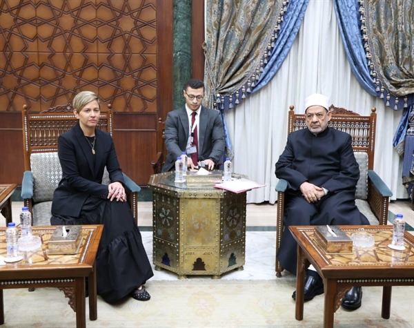 شيخ الأزهر يستقبل قرينة رئيس جمهورية كولومبيا ويطالبان بموقف جاد تجاه الحد من صناعة الأسلحة