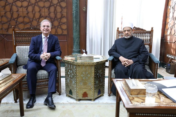 شيخ الأزهر يستقبل مفوض الحكومة الاتحادية الألمانية.jpeg