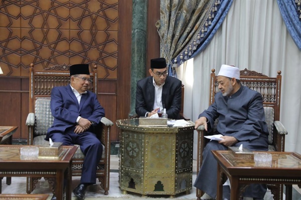 شيخ الأزهر يستقبل نائب الرئيس الإندونيسي السابق ويتفقان على تعزيز التعاون العلمي.jpeg
