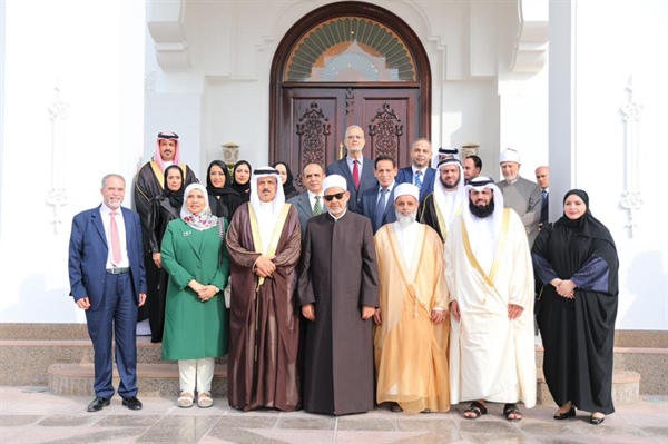 شيخ الأزهر يستقبل وزير التربية والتعليم البحريني ووفد رؤساء وأساتذة الجامعات البحرينية .jpeg