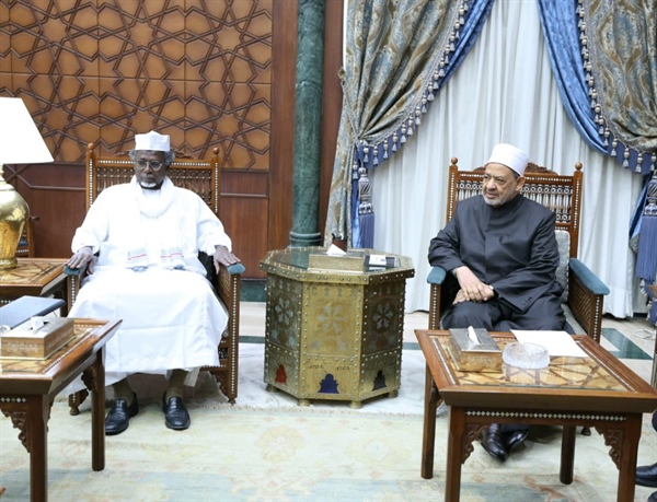 شيخ الأزهر يستقبل وزير التعليم العالي التشادي.jpeg