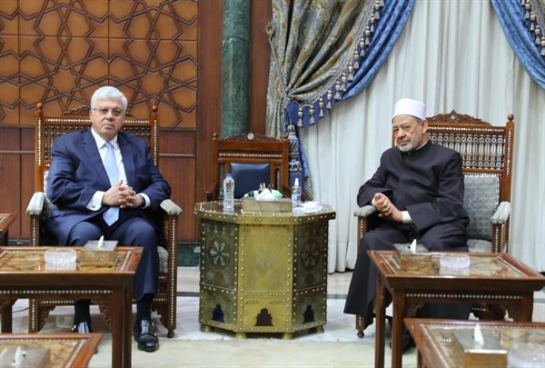 شيخ الأزهر يستقبل وزير التعليم العالي ويناقشان سبل تعزيز التعاون في دعم المشروعات العلمية المشتركة .jpeg