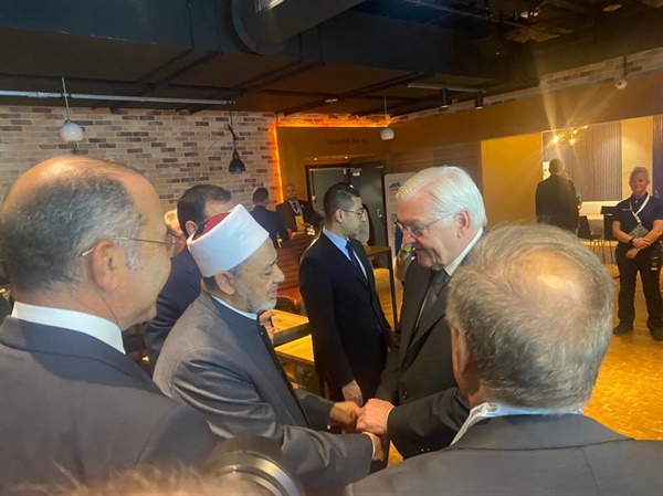 شيخ الأزهر يلتقي الرئيس الألماني ويبحثان سُبُل تعزيز جهود الحوار بين الأديان والثَّقافات المختلفة .jpeg