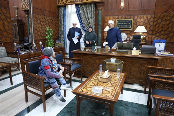 شيخ الأزهر يلتقي السيدة زينب الشربيني ويشيد بصبرها وتفانيها في خدمة ابنها .jpg
