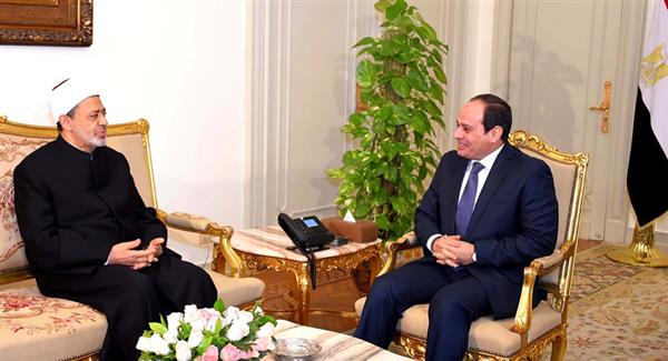 الرئيس السيسي يجري اتصالًا هاتفيًّا بشيخ الأزهر للاطمئنان على صحته