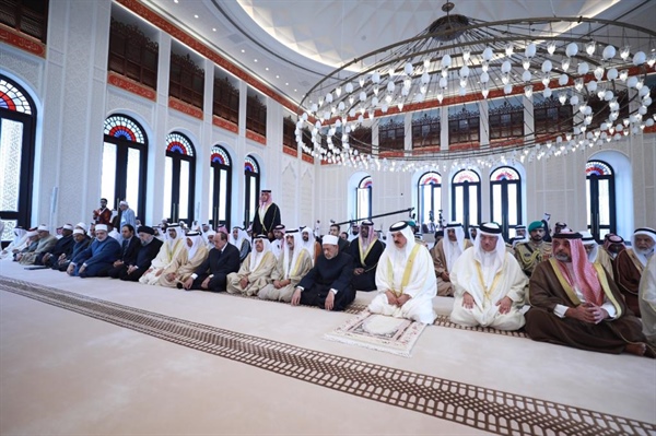 شيخ الأزهر يؤدي صلاة الجمعة مع جلالة ملك البحرين بجامع قصر الصخير .jpeg