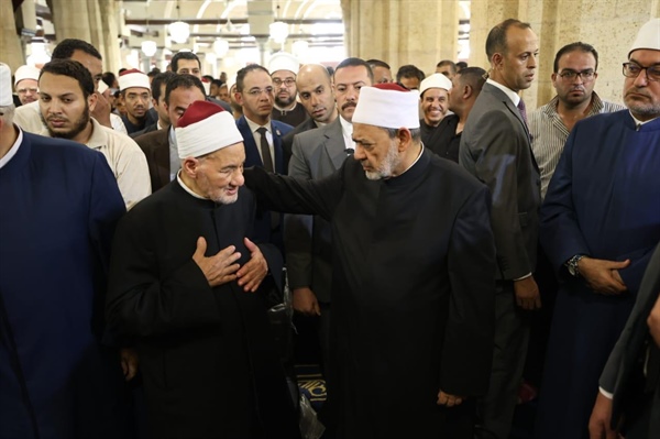 شيخ الأزهر يؤدي صلاة الجنازة على زوجة الدكتور حسن الشافعي عضو هيئة كبار العلماء .jpg